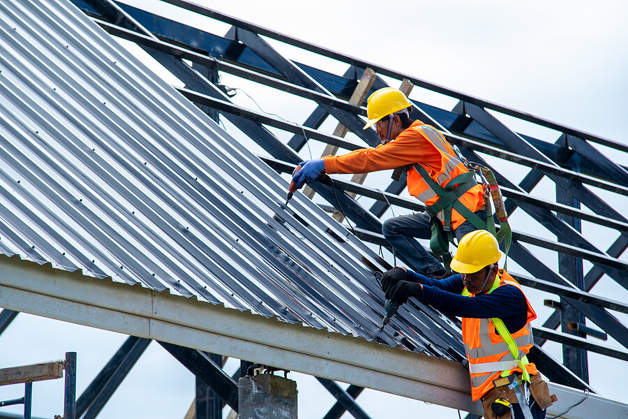 Construction-Worker-Install-New commercial roof