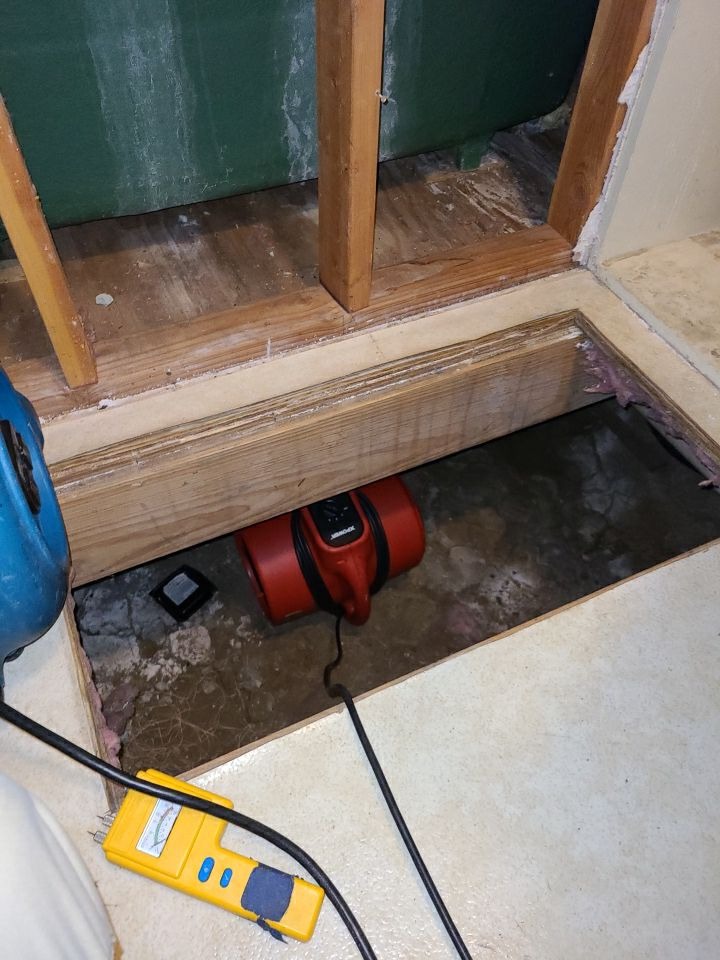 Air mover drying water damage in a crawl space in Denison, TX