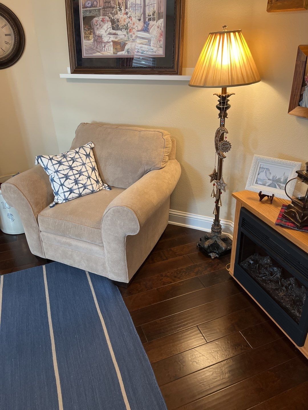 Bare living room corner with carpet before the custom fireplace remodel in Melissa, TX
