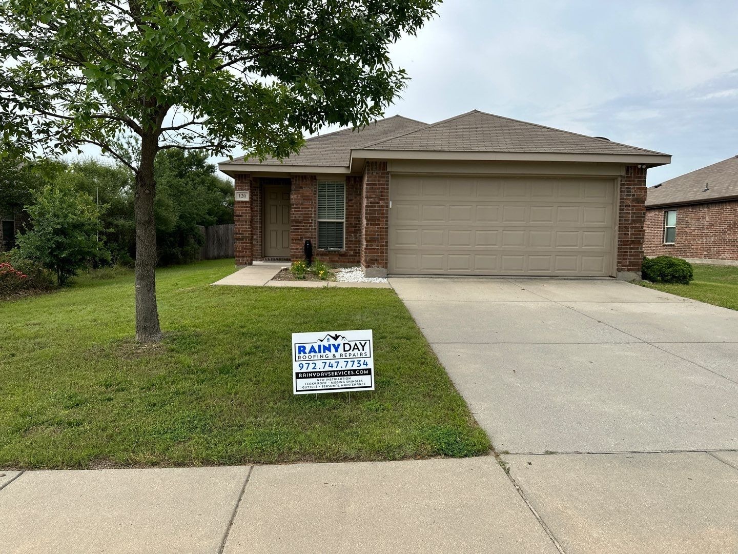 Front of the Anna, TX home before the roof replacement, with the original 3-tab shingle roof